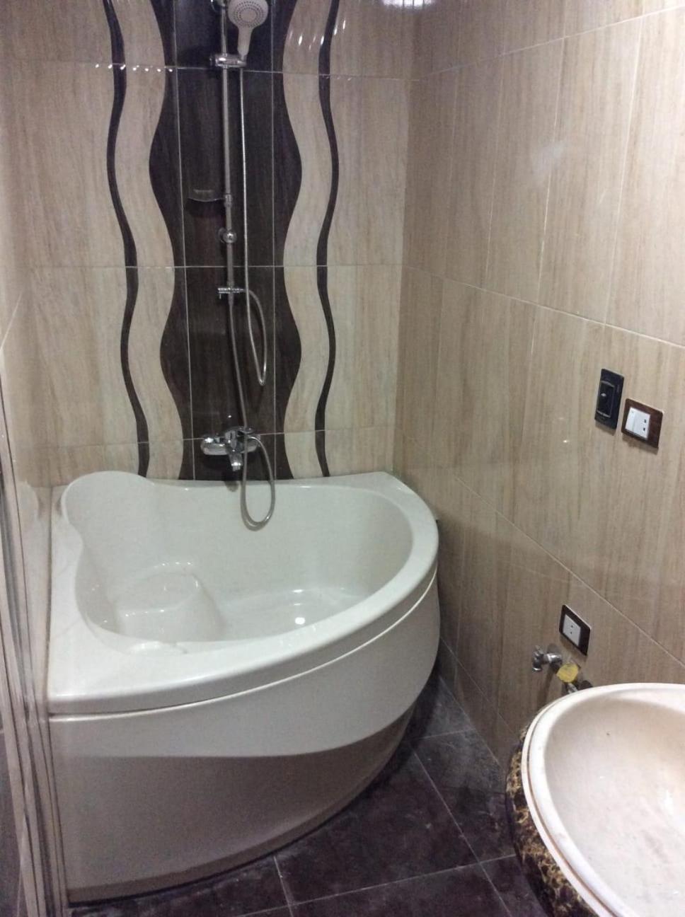 على كورنيش النيل صف اول Apartment *
